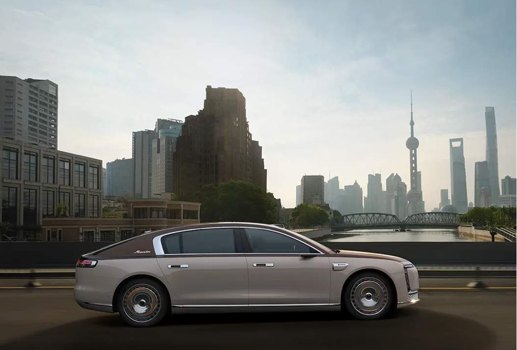 尊界S800销量破万，华为智驾引领高端轿车变革