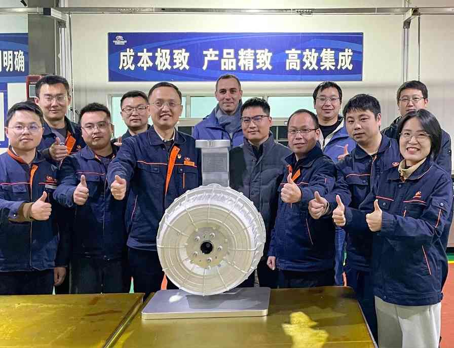 首台驱制一体化轮毂电机下线，突破2300N·m扭矩