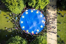 欧盟碳边境税拟扩大至汽车零部件家电等品类,2028年起实施新规 欧盟碳边境税拟扩大至汽车零部件家电等品类,2028年起实施新规