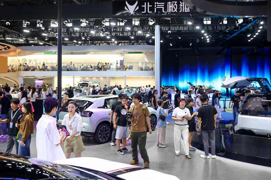 百亿资金“备战”，车企集体“囤粮”