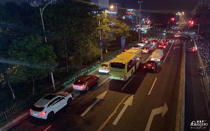 2025年中国车市冰火两重天：新能源崛起与行业内卷并存